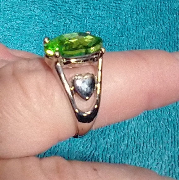 Elegant Green Gemstone Heart Silvertone Ring - Picture 4 of 4